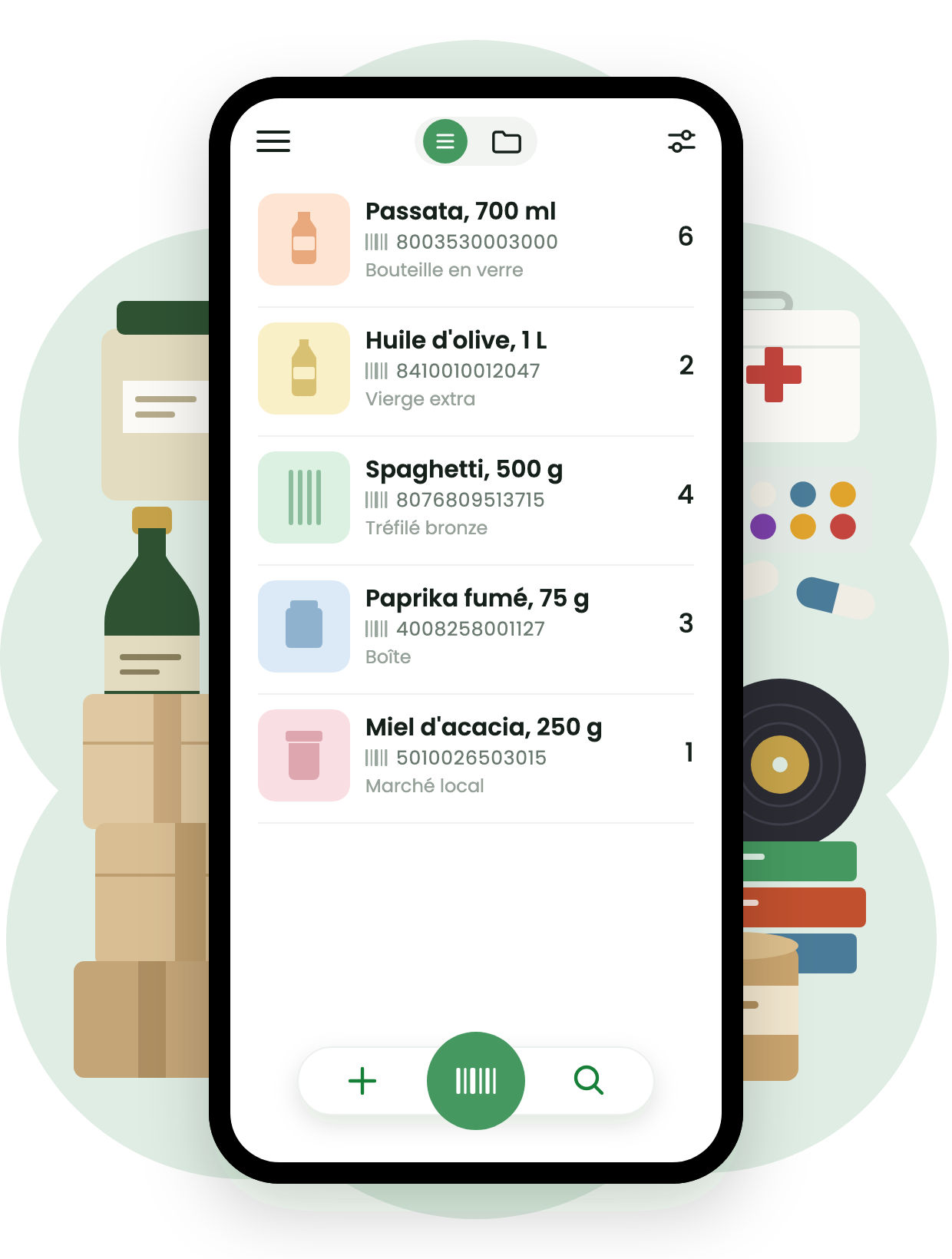 La liste de produits 1inventory sur un téléphone — passata, huile d'olive, spaghettis, paprika fumé et miel d'acacia, chacun avec vignette, code-barres et quantité — entourée des choses que l'on catalogue : bocaux, une bouteille, des cartons empilés, une armoire à pharmacie, des disques et des livres.