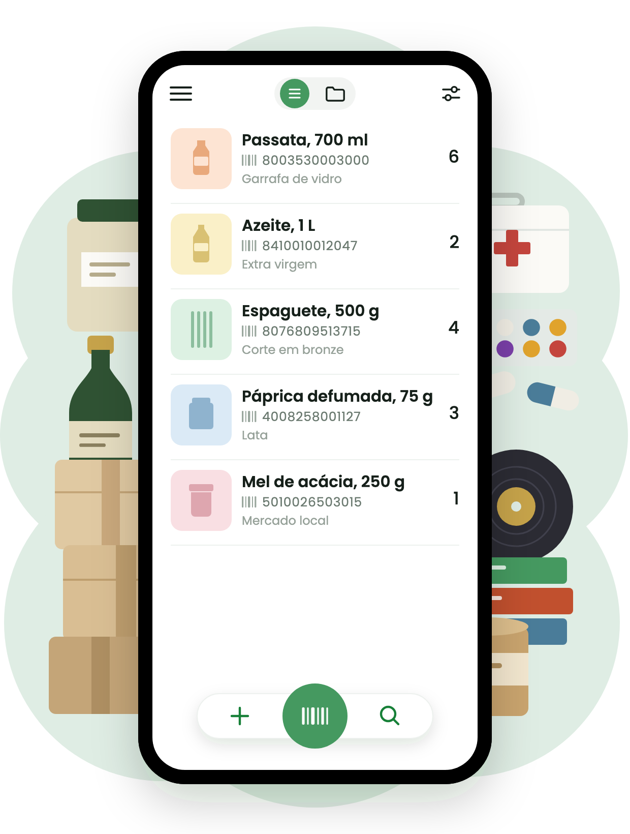 A lista de produtos do 1inventory num telemóvel — passata, azeite, esparguete, paprica fumada e mel de acácia, cada um com miniatura, código de barras e quantidade — rodeada das coisas que as pessoas catalogam: frascos, uma garrafa, caixas empilhadas, um armário de medicamentos, discos e livros.